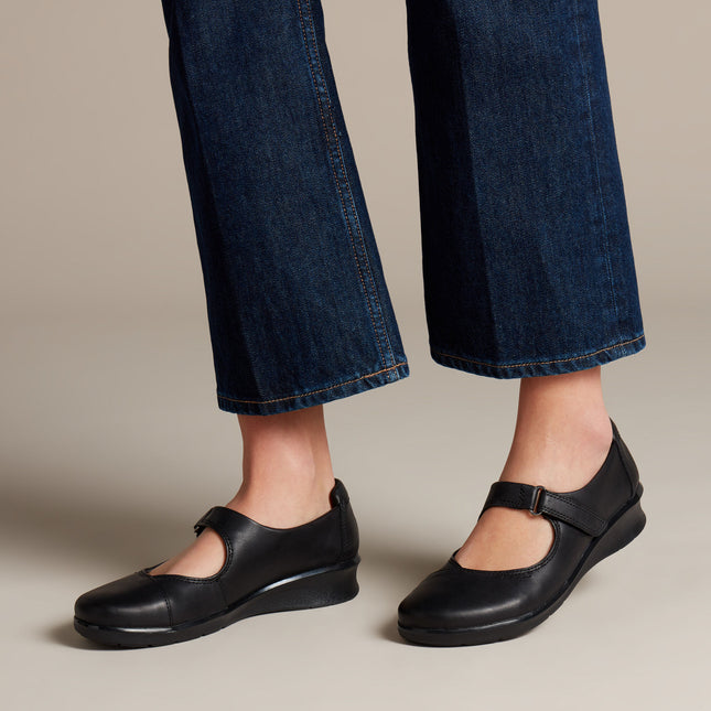 Clarks Women’s Hope Henley Black Leather Slip-On Shoes – Cushioned Comfort, Classic Loafer Style & Everyday Versatility