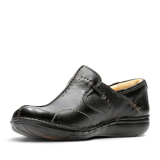 Clarks Women’s Un Loop Black Leather Slip-On Shoes – Soft Leather, Cushioned Comfort & Versatile Everyday Wea