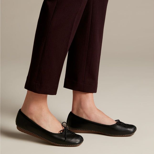 Clarks Women’s Freckle Ice Black Leather Ballet Flats – Soft Leather Slip-On Shoes with Cushioned Footbed & Flexible Rubber Sole