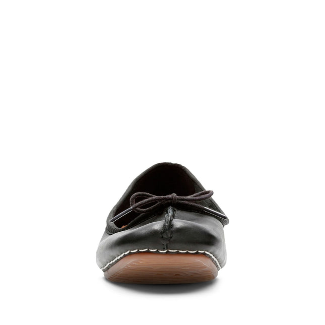 Clarks Women’s Freckle Ice Black Leather Ballet Flats – Soft Leather Slip-On Shoes with Cushioned Footbed & Flexible Rubber Sole
